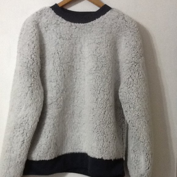 Secret Treasures Other - Small gray Secret Treasure  sleep sherpa top